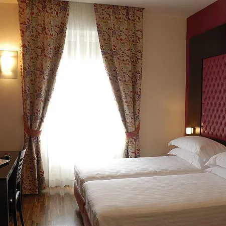 ガンブリヌス ホテル 4*