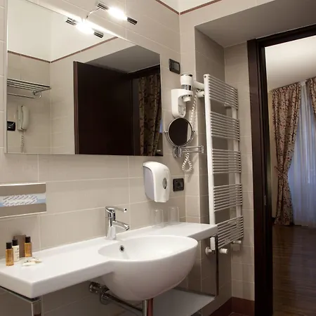 ガンブリヌス ホテル 4*