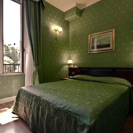 ガンブリヌス ホテル 4*