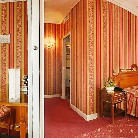 ガンブリヌス ホテル 4*