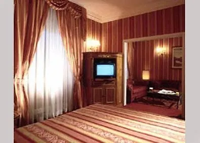 ガンブリヌス ホテル 4*